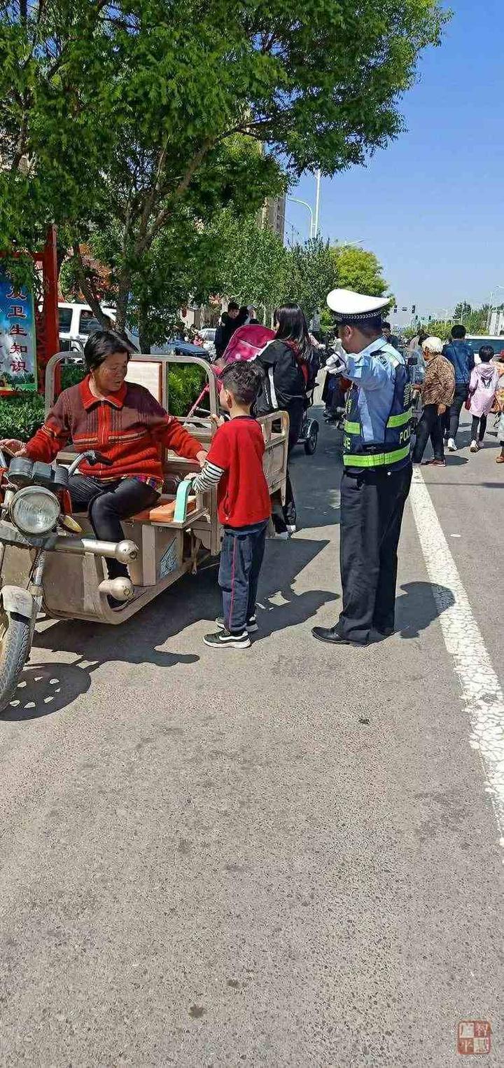 广平县交警为您旅行交通安全保驾护航！